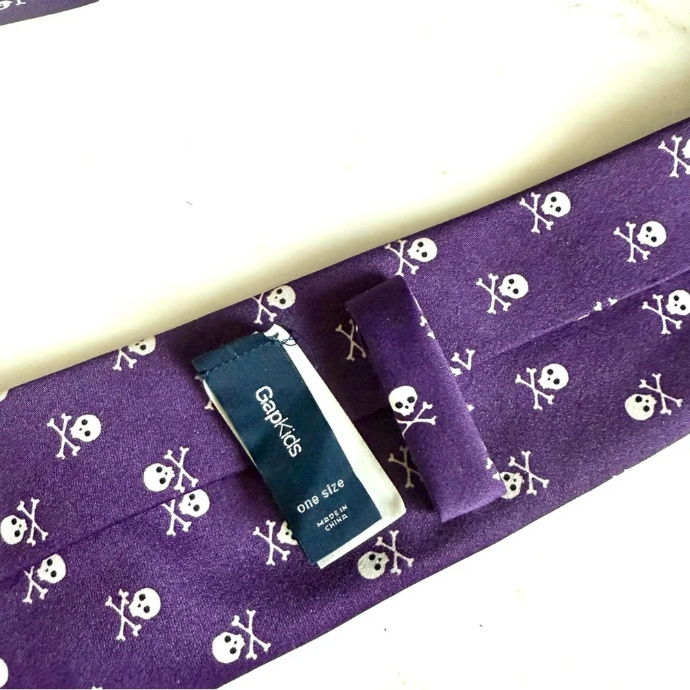 GAP Kids Boys Tie Purple Skull and Crossbones Tie Halloween 👻 Formal Dress Tie